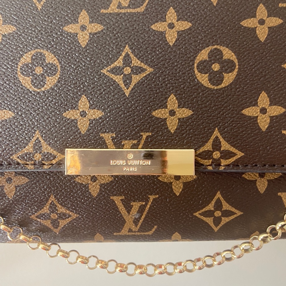 Lightly used Brown Purse.